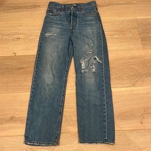 Urban outfitters size 25 levi mom jeans